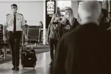  ?? Smiley N. Pool / Dallas Morning News ?? This was the scene in June as a pilot passed passengers in Dallas-Fort Worth Internatio­nal Airport.