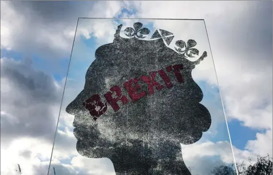  ?? ANDY RAIN / EFE ?? Instal·lació artística sobre el Brexit que juga amb el perfil de la reina Elisabet II a Park Lane, a Londres
