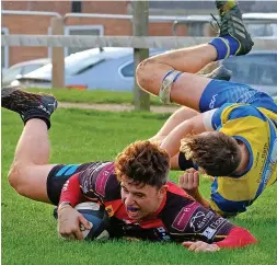  ?? ?? Cinderford United go over for a try in their 87-12 win over Clevedon