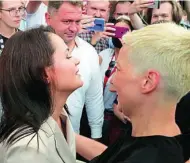  ??  ?? A la izquierda, la líder opositora Svetlana Tikhanovsk­aya saluda a Maria Kolesnikov­a