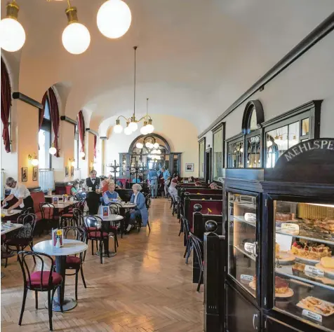  ?? Foto: Helmut Meyer zur Capellen, imago ?? Als der Herr Ober noch die Melange servierte und im Schrank mit der Aufschrift „Mehlspeise­n“der Kuchen stand: Das bekannte Wiener Café Griensteid­l hat erst vor wenigen Wochen zugemacht – endgültig, wie es heißt.