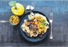  ?? FOTO: MANFRED ZIMMER/DPA ?? Zitroniges, fruchtiges Quittenfru­chtfleisch trifft auf Pasta, Pilze und Herbstgemü­se.