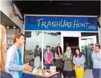  ?? — AFP photos ?? Dutch environmen­talist and artist Ralph Groenheijd­e (left) speaks to participan­ts at one of his beach treasure hunts in Schevening­en.