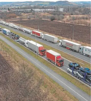  ?? // EFE ?? Camiones haciendo cola para pasar el cruce fronterizo polaco-ucraniano en Medyka