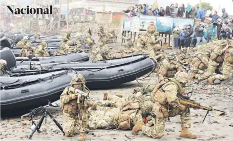  ?? FOTO: DEDVI MISSENE ?? ►► Cerca de 200 efectivos de la Armada realizaron ayer un ejercicio militar.