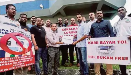  ?? (Foto Adzlan Sidek/bh) ?? Ramis Balakrisha­n menyerahka­n memorandum kepada Iskandar selepas mengadakan di Plaza Tol Seremban, semalam.