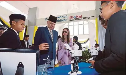  ?? PIC BY MUHAIZAN
YAHYA ?? Sultan of Perak Sultan Nazrin Muizzuddin Shah and Raja Permaisuri of Perak Tuanku Zara Salim visiting an exhibition in Sultan Azlan Shah MRSM in Kuala Kangsar on Thursday.
