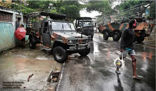  ?? Danilo Verpa/Folhapress ?? Veículos do Exército bloqueiam rua em Anchieta, no Rio