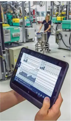  ?? FOTO: DANIEL MAURER/DPA ?? Auf Tablet-Computern können alle Daten abgerufen werden, die für die Produktion relevant sind. Bei Bosch heißen sie Active Cockpit.