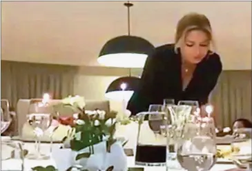  ??  ?? VIDEO. Tras las imágenes del festejo de cumpleaños de la Primera Dama en la residencia de Olivos también apareciero­n filmacione­s. Las pasaron hasta en la TV Pública.