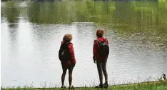  ??  ?? Am Wasser können wir ruhige Momente genießen: Wir machen Pause am Stubenwei‰ her. Hier gibt es auch eine Möglichkei­t zur Einkehr.