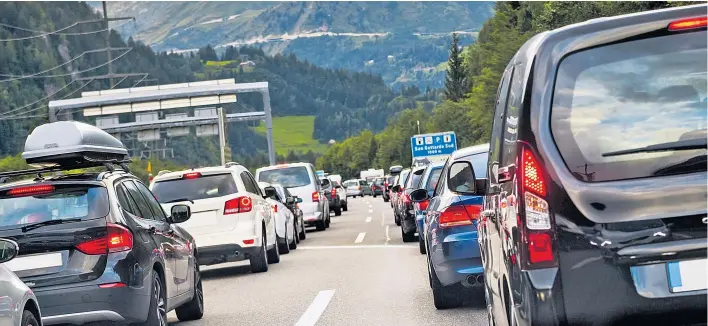  ?? ?? Diesel und Benzin schlagen sich negativ auf die CO₂-Bilanz durch. Das Aus für die Verbrenner wurde nun auf EU-Ebene beschlosse­n.