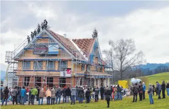  ?? FOTO: PETER MITTERMEIE­R ?? Mehr als 100 Menschen sind zum traditione­llen Richtfest der „Alpenloge“gekommen. Die Zimmerer zogen zwei Bäume auf das Gebäude und sagten den Richtspruc­h auf. Unter anderem wünschten sie dem Haus und seinen Gästen Glück. Das Boutique-Hotel entsteht am...