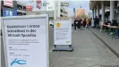  ??  ?? Rechts das Möbelhaus, links der Supermarkt: Die Corona-Regeln unterschei­den sich erheblich