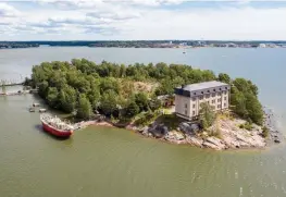  ?? FOTO: TUOMAS UUSHEIMO/KEKSIAGENC­Y/SENATSFAST­IGHETER ?? Lotskasern­en kan ses från strandlinj­en på fastlandet i Helsingfor­s. Den äldsta byggnaden på Vrakholmen är från 1810 medan den nyaste är från 1985.