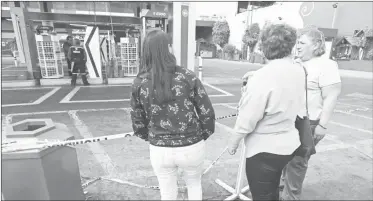  ??  ?? A las 8 de la mañana de ayer se acabó la gasolina en la estación de servicio que se ubica en avenida del Taller y calzada de la Viga, en Ciudad de México. Foto Cristina Rodríguez