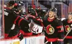  ?? Foto: dpa ?? Abklatsche­n nach der Torpremier­e in der besten Eishockey‰Liga der Welt: Tim Stützle feiert mit den Ottawa Senators.