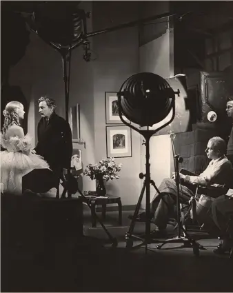  ?? ?? Ciak.
Carole Lombard e John Barrymore insieme al regista Howard Hawks sul set di «Ventesimo secolo» (1934)