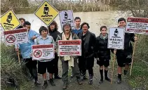  ??  ?? The Green Party’s Metiria Turei and Catherine Delahunty with Kurunui College students on the banks of the swollen Ruamahanga River.