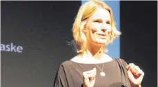  ?? FOTO: KORNBELIA HÖRBURGER ?? Monika Hein gibt den Zuhörern in der Angerhalle Tipps für den bewussten Einsatz der Stimme.