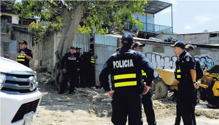  ?? GESLINE ANRANGO ?? Individuo manejó hasta Los Guido de Desamparad­os, donde tenía un local; ahí mató a balazos al arrendatar­io. Fuerza Pública resguardó la zona.