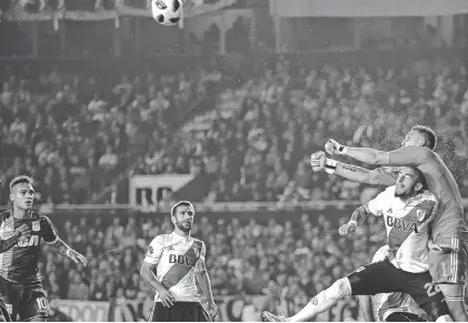  ?? NA ?? Los puños de Franco Armani, en una de las tantas salidas que tuvo el arquero de River, figura anoche en Avellaneda.