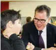  ?? Foto: Felicitas Lachmayr ?? Gerd Müller unterhält sich mit einem Berliner Schüler.