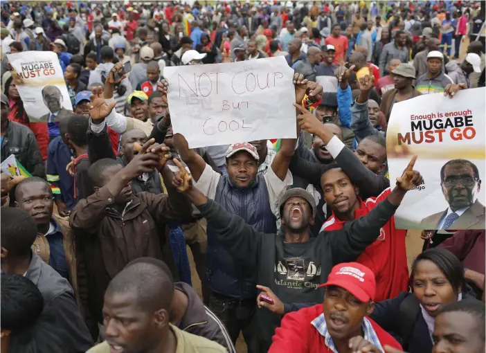  ?? FOTO: EPA/KIM LUDBROOK ?? MÅSTE GÅ. Demonstran­ter i Harare kräver Robert Mugabes avgång.