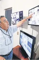  ??  ?? Desde su oficina, el director del centro, Benito Rodríguez Martínez, opera la vigilancia.
