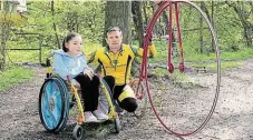  ?? Trpí spinální muskulární atrofií, kvůli níž je odkázaná na invalidní vozík. Cílem jízdy bylo sehnat peníze na rehabilita­ci u moře. FOTO ARCHIV ?? Patnáctile­tá Adéla