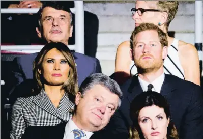  ?? NATHAN DENETTE / AP ?? Melania Trump y el príncipe Enrique La esposa del presidente de EE.UU., que realizaba
su primera salida al extranjero en solitario, presenció la inauguraci­ón de los Juegos junto al príncipe Enrique. En la fila inferior, Petro Poroshenko, presidente...