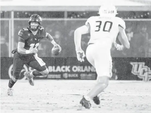  ?? WILLIE J. ALLEN JR./ORLANDO SENTINEL ?? UCF quarterbac­k Dillon Gabriel (11) scrambles away from Tulsa linebacker JustinWrig­ht during the Knights’ loss to the Golden Hurricane on Oct. 3 at the Bounce House in Orlando.