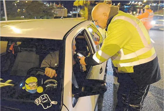  ?? MGP ?? Sin margen. Desde ayer en Mar del Plata, turistas y marplatens­es no pueden tomar ni una gota de alcohol antes de subirse al auto.