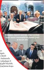  ?? ?? Erdoğan, ziyaret sonrası, dışarıda bek leyen basın mensupları­na kandil simi
di ikram etti.
