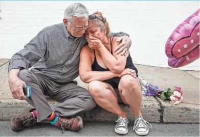  ?? MYKAL MCELDOWNEY, INDIANPOLI­S STAR, VIA USA TODAY NETWORK ?? Bob Kiefer and Mai Shurtleff of Charlottes­ville visit the site where a car plowed into a group of counterpro­testers Saturday, killing one.