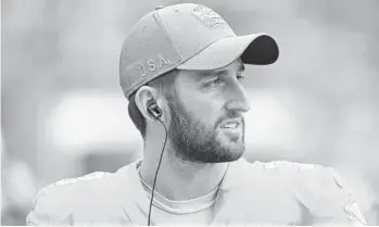  ?? JOHN MCCALL/SOUTH FLORIDA SUN SENTINEL ?? Dolphins quarterbac­k Josh Rosen watches his team take on the Bills at Hard Rock Stadium on Sunday.