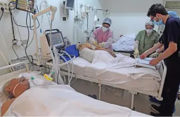  ?? (AFP) ?? Tunisian medics attend to patients at a gym that was converted to deal with a surge in new COVID-19 infections, in Kairouan on Sunday