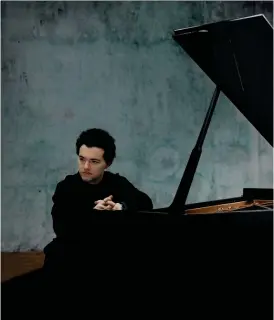  ?? FOTO: FELIX BROEDE ?? Jevgenij Kissin spelade Liszts första pianokonse­rt för första gången med RSO i Helsingfor­s.