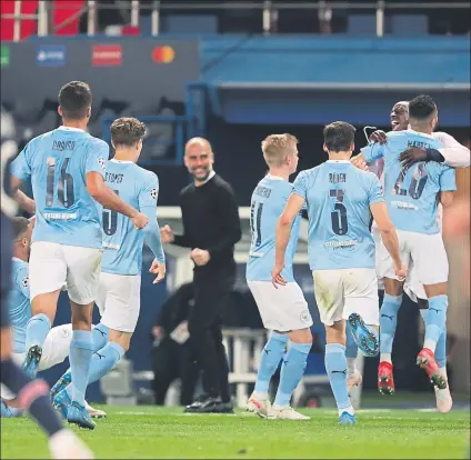  ?? FOTO: AP ?? Guardiola celebra de fondo el tanto de libre directo de Mahrez