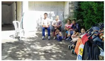  ?? Les familles Rom d’origine albanaise attendaien­t, lundi 18 juillet 2016, au matin, devant les garages où elles s’installero­nt temporaire­ment pour dormir ?? (© Laura Bayoumy/ Normandie-actu).