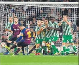  ?? FOTO: EFE ?? Messi metió una falta a la escuadra mientras Mandi se tiraba al suelo por otro lado