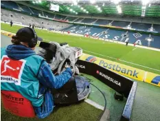  ?? Foto: dpa ?? So sieht die nahe Zukunft des Bundesliga-Fußballs aus: 22 Spieler kicken vor den Kameras und leeren Rängen.