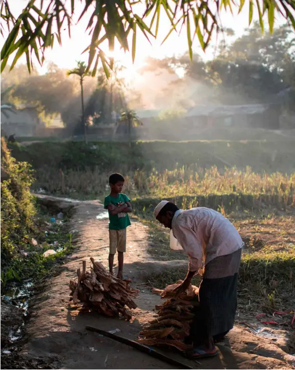  ??  ?? A Rohingya man ties wood together at the Naybara refugee camp in the town of Cox’s Bazar in Bangladesh — Irish charities are working in the area