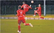  ?? FOTO: MAXIMILIAN RIST ?? Die Fußballer des FC Wangen (Mi. Erik Biedenkapp) müssen sich gegen den FC Wolfurt mächtig strecken, um dagegenzuh­alten.