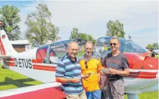  ?? FOTO: WILHELM SCHMID ?? In Illertisse­n starten die Beobachter zu den Rundflügen (von links): Pilot Werner Egger, Stützpunkt­leiter Siegfried Möst und Pilot Jürgen Hartmann.