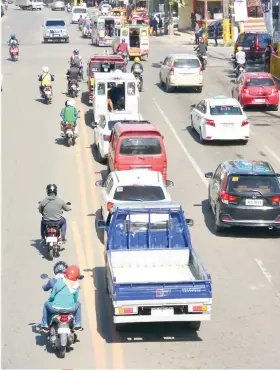  ?? SUNSTAR FOTO/ALLAN CUIZON ?? NO EXEMPTIONS. Some motorcycle drivers try to get ahead of the flow of vehicles by driving on the wrong side of the road. The CTTO has been apprehendi­ng violators since February and Cebu City Mayor Tomas Osmeña says he is willing to make an example of...