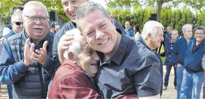  ?? José del Olmo / Efe ?? Emiliano García-Page abraza a una simpatizan­te en un acto de campaña del PSOE celebrado en Villanueva de la Jara (Cuenca), ayer.