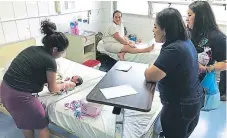  ?? FOTO: EL HERALDO ?? Los alumnos del Colegio de Defensa durante la jornada de solidarida­d en el Hospital Materno Infantil.