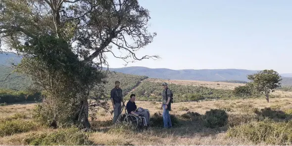  ??  ?? ABOVE: Hein, Piet and Truzanne take a rest in the shade.
RIGHT AND BELOW: The team takes a midday break with a braai in the veld.