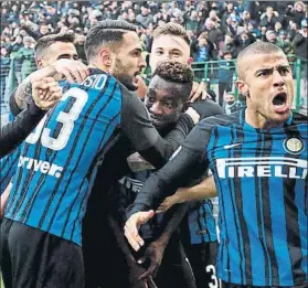  ?? FOTO: EFE ?? El Inter celebra el gol de Karamoh, quien aprovechó una asistencia de Rafinha